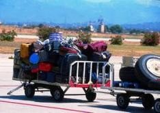 Acompañantes de Esperanza Aguirre pierden las maletas en la T-4 y ella llama la atención a Fomento y AENA
