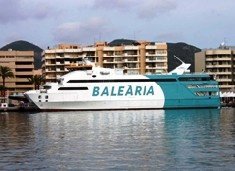 Baleària aumenta en verano sus servicios diarios Dénia-Ibiza