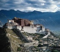 El Palacio Potala del Tíbet tiembla ante la llegada de más turistas en tren