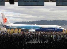 Boeing muestra su nuevo modelo B 737-900ER de un solo pasillo