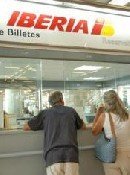 Iberia tambié­n reduce el recargo por combustible