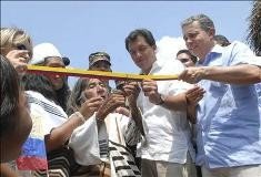 El presidente Uribe inaugura un poblado indígena para desarrollar el turismo ecológico
