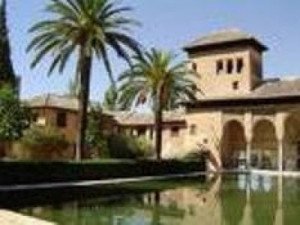 El Patronato de Turismo de Granada instala ocho puntos digitales de consulta turística