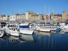 Gijón dice a los hoteleros que no quiere ser un destino barato