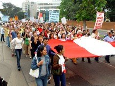 Cientos de agentes de viajes peruanos se manifiestan ante la eliminación de las comisiones