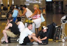Cientos de turistas, varados en España por suspensión de licencia a la low cost que los trajo