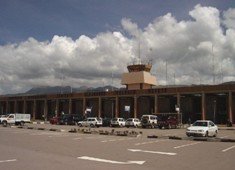 Maestros huelguistas incendian los alrededores del aeropuerto de Cusco