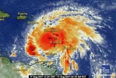 El huracán Dean azota al Caribe y provoca la evacuación de turistas en México