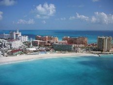 Los hoteleros de Cancún no aprenden la lección y bajan los precios ante el desplome de la temporada