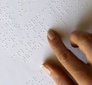 Air Europa implanta los manuales de seguridad para pasajeros en Braille