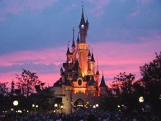 Euro Disney divide a la mitad sus pérdidas tras registrar récord de visitas