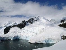 Argentina quiere  limitar el turismo en la Antártida tras hundimiento de un crucero