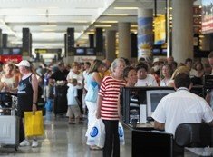 El tráfico de pasajeros crece casi un 9% en los aeropuertos españoles