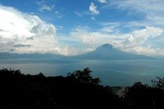 El Lago de Atitlán y el volcán de Pacaya, aspirantes a maravillas naturales del mundo