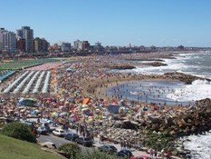El gobernador de Buenos Aires pide rebajar los precios en la Costa Atlántica