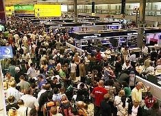 Acusan al gestor aeroportuario de Ferrovial de manipular datos sobre el tiempo de espera de viajeros