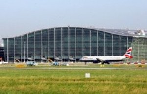 Los aeropuertos británicos deben operar sin ningún tipo de regulación, según Aviación Civil