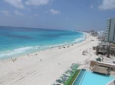 Investigan a un complejo hotelero de Cancún por rellenarla playa con arena para la construcción