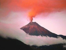 La actividad volcánica del Tungurahua, atrae a miles de turistas a la ciudad de Baños