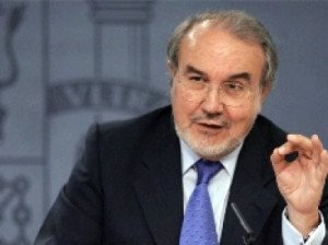Solbes admite que España pasa por la situación "más compleja que hemos vivido nunca"