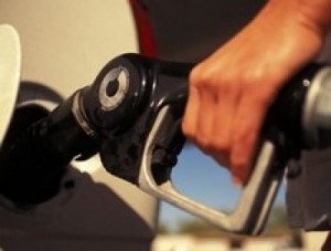Los carburantes bajan su precio por la reducción del crudo