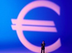El euro se devalúa frente al dólar
