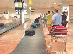 Madrid abre expediente a seis aerolíneas por cobrar por facturación de equipaje y publicidad engañosa