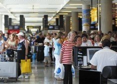 Las agencias denuncian el incumplimiento de la normativa sobre cancelaciones y retrasos por parte de las aerolíneas