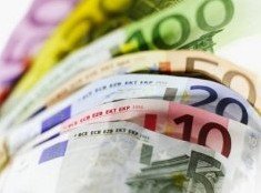 El euro en su valor más bajo del último año y el barril de Brent cae al nivel de marzo