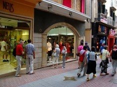 La superficie comercial española sigue creciendo, aunque un 33% de consumidores no pisa las tiendas pequeñas