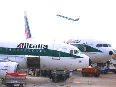 Una nueva huelga presagia la quiebra de Alitalia que hoy decide su futuro
