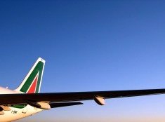Alitalia tiene 10 días para solucionar sus finanzas antes de que le retiren la licencia