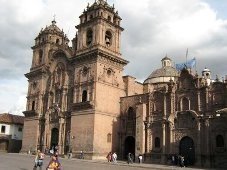 Las protestas de campesinos peruanos paralizan autobuses de turistas