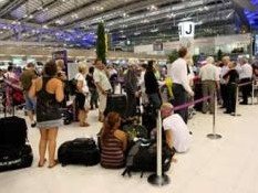 Declaran en emergencia los dos principales aeropuertos de Bangkok