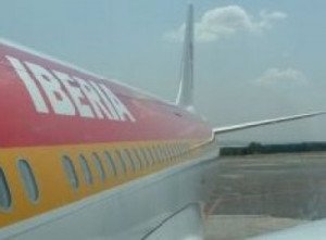 Iberia fleta aviones y tripulaciones para cubrir su programa mientras cancela 40 vuelos diarios