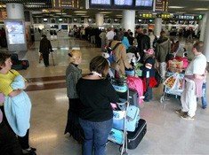 Las agencias critican el trato "vejatorio" de Iberia a los viajeros