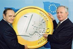 El euro cumple 10 años y amenaza la hegemonía del dólar y la libra