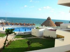 Hoteleros de Cancún ofrecen vacaciones gratuitas a afectados por la gripe A