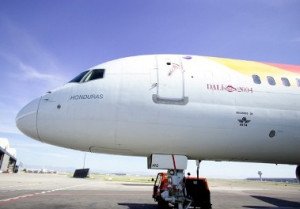 Iberia ampliará su operación internacional desde Santiago y Tenerife