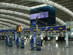 El tráfico de los aeropuertos de Ferrovial frena lentamente su caída