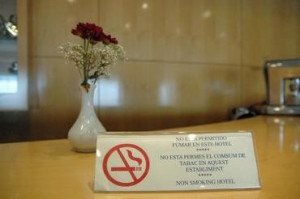 La ampliación de la ley del tabaco "no va a perjudicar a nadie", asegura Trinidad Jiménez