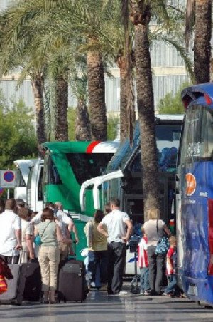 Un alud de normativas y restricciones al tráfico en las ciudades ahoga a los turoperadores de autocar