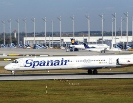 Spanair intercambia con sus pilotos despidos y reducción de salarios por acciones de la compañía