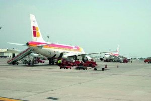 Un cambio de criterio de Hacienda deja en desventaja a las aerolíneas españolas frente a las extranjeras