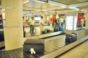 La llegada de turistas extranjeros modera su caída en octubre, según Mesquida
