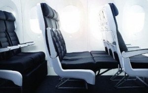Una innovadora aerolínea ofrecerá camas en clase económica con su "skycouch"