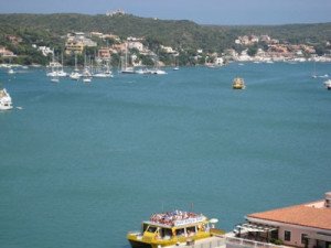 Instituciones y empresas fijan como objetivo atraer 130.000 turistas más a Menorca