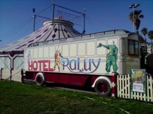 El Circo Raluy admite huéspedes en una caravana de 1939