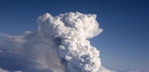 Paralizan el tráfico aéreo en el norte de Europa por la erupción de un volcán en Islandia