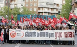 Unos 500 trabajadores de Marsans se manifiestan ante la CEOE